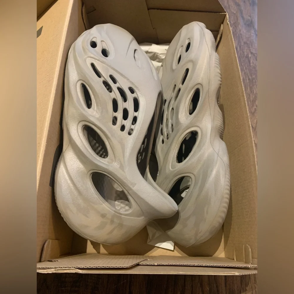 YZY Foam Runner - Picture 3 of 6